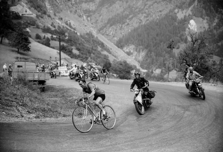 Fausto Coppis legendariske ridt op ad Alpe d'Huez i 1952. Her på jagt efter franske Jean Robic. Foto: Polfoto/L'Equipe