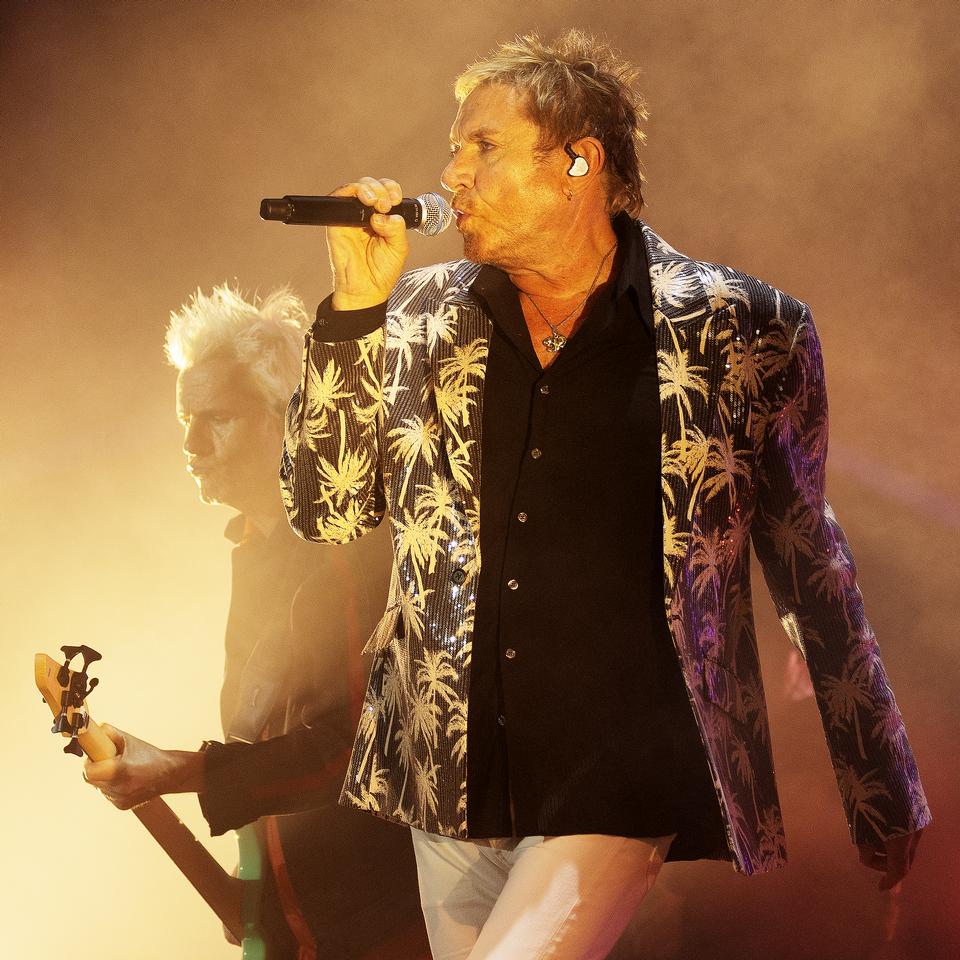Simon Le Bon i front for Duran Duran, mens man ser John Taylor i baggrunden med sin patinerede mintgrønne bas. Foto: Thomas Borberg