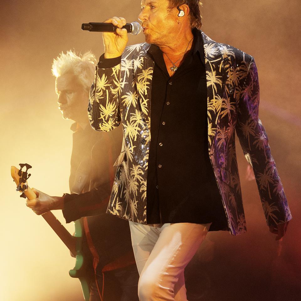 Simon Le Bon i front for Duran Duran, mens man ser John Taylor i baggrunden med sin patinerede mintgrønne bas. Foto: Thomas Borberg