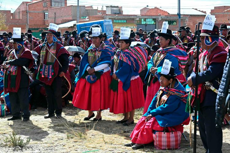  Oprindelige befolkningsgrupper i Bolivia holder møde med lederne af 'Ponchos Roios' for at diskutere fremtidige protester i den bølge, der har stået på i seks uger.

   Foto: Aizar Raldes/Ritzau Scanpix