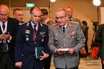 Pas på med ønsketænkning i forhold til Ukraines krig mod Rusland, lyder budskabet fra Tysklands forsvarschef, general Carsten Breuer (th.). Foto: Caroline Chia/Ritzau Scanpix