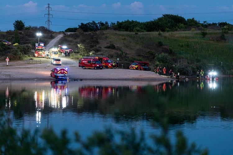Politiet var massivt til stede med både hunde, dykkere og en helikopter, efter de blev kaldt ud til Lynghøjsøerne i Roskilde omkring klokken 21 lørdag 20. juni efter meldinger om en mulig drukning. Foto: Steven Knap/Ritzau Scanpix
