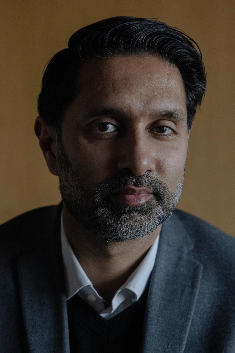 Imran Rashid har skrevet sin nye bog med ai. »Hele bogprocessen har vist mig, hvad balancen bør være mellem mennesket og maskinen«, siger han. Foto: Anders Holst Pedersen