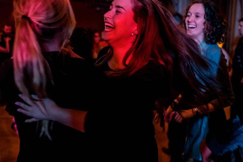 Der er nul kyser eller tophuer, når unge svinger sig i firture eller slingpolska på festivaler, Vega eller under Distortion. Foto: Ivan Boll