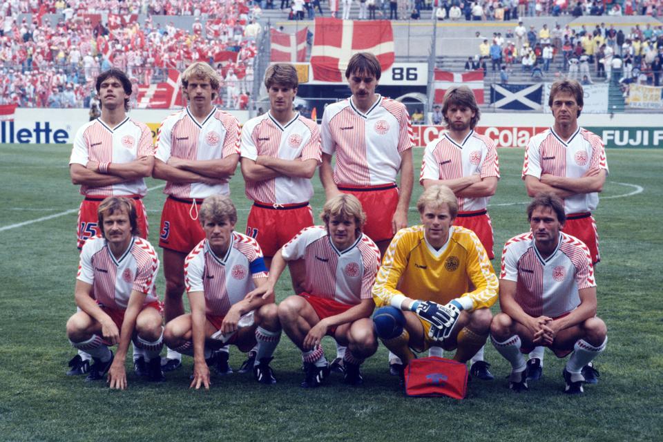   Danmark spillede sin første VM-kamp nogensinde mod Skotland i 1986. Holdet var bagerst fra venstre Frank Arnesen, Søren Busk, Michael Laudrup, Ivan Nielsen, Jesper Olsen og Jens Jørn Bertelsen. Forrest fra venstre Klaus Berggren, Morten Olsen, Søren Lerby, Troels Rasmussen og Preben Elkjær. Foto: Finn Frandsen/Ritzau Scanpix