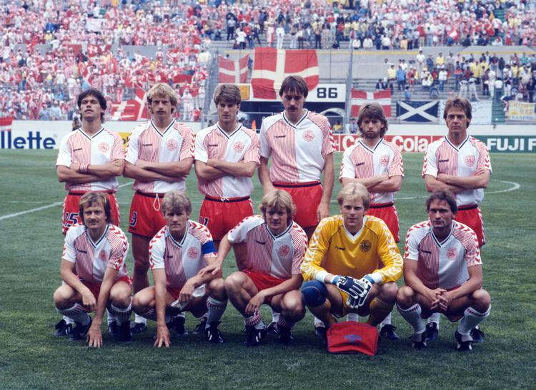  Danmark spillede sin første VM-kamp nogensinde mod Skotland i 1986. Holdet var bagerst fra venstre Frank Arnesen, Søren Busk, Michael Laudrup, Ivan Nielsen, Jesper Olsen og Jens Jørn Bertelsen. Forrest fra venstre Klaus Berggren, Morten Olsen, Søren Lerby, Troels Rasmussen og Preben Elkjær. Foto: Finn Frandsen/Ritzau Scanpix