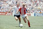 Danmarks anfører Morten Olsen bliver jagtet af Wolfgang Rolff i kampen mod Vesttyskland. Foto: Finn Frandsen