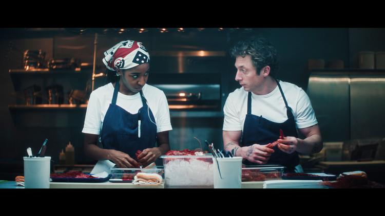 Kampen om tapeholderen. Et drama i dramaet er Syd (Ayo Edebiri) og Carmys (Jeremy Allen White) passivt-aggressive kamp om chefrollen.  Foto: Disney+