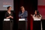 Susan Knorrenborg (t.v.) ses her som dommer under DM i debat. Foto: Finn Frandsen