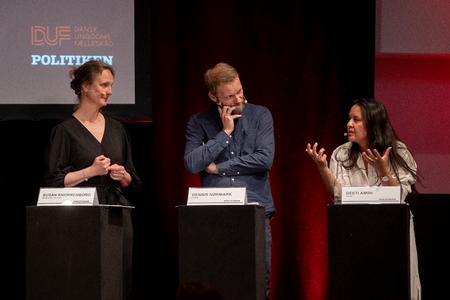 Susan Knorrenborg (t.v.) ses her som dommer under DM i debat. Foto: Finn Frandsen