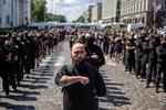 Højreradikale ukrainere arrangerede 21. juni en moddemonstration til Kyivs årlige LGBTQ+-parade. Ukraine udkæmper både en intern og ekstern kulturkrig.  Foto: Thomas Peter/Ritzau Scanpix
