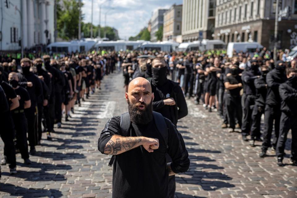 Højreradikale ukrainere arrangerede 21. juni en moddemonstration til Kyivs årlige LGBTQ+-parade. Ukraine udkæmper både en intern og ekstern kulturkrig.  Foto: Thomas Peter/Ritzau Scanpix