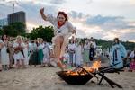En ukrainsk kvinde fejrer solhvervet, årets længste dag, i Odesa 20. juni. En gang blev den traditionelle dag, Ivan Kupala, markeret i juli i både Rusland, Ukraine og Belarus. Men ukrainerne forsøger at gøre sig fri af Rusland og har indført en ny kalender.  Foto: Oleksandr Gimanov/Ritzau Scanpix