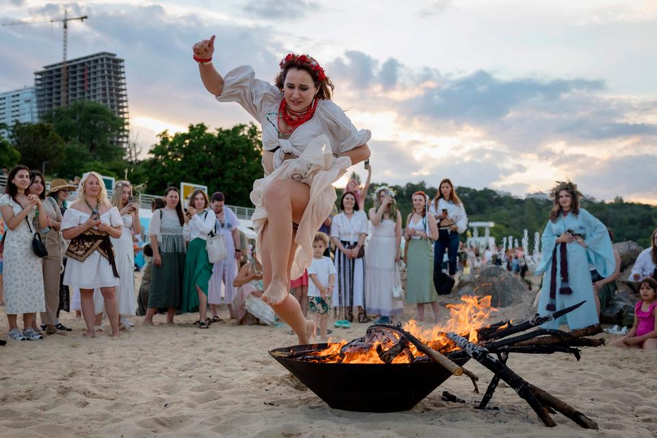 En ukrainsk kvinde fejrer solhvervet, årets længste dag, i Odesa 20. juni. En gang blev den traditionelle dag, Ivan Kupala, markeret i juli i både Rusland, Ukraine og Belarus. Men ukrainerne forsøger at gøre sig fri af Rusland og har indført en ny kalender.  Foto: Oleksandr Gimanov/Ritzau Scanpix