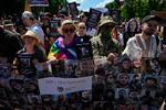 LGBTQ+-parade 21. juni i Kyiv, hvor deltagerne viste billeder af soldater fra deres inderkreds. Under den mere end fire år lange krig er både synet på minoriteter og traditionelle kønsroller i markant bevægelse i Ukraine.  Foto: Genya Savilov/Ritzau Scanpix