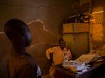 På en militærbase uden for Khartoum sidder 41 drenge. Sudans regeringshær har tilbageholdt dem, fordi de var en del af RSF-militsen. Drengene siger, at de blev kidnappet og tvunget med af soldaterne. De var mellem 8 og 18 år, da de blev kastet ind i borgerkrigen.  Foto: Mads Nissen