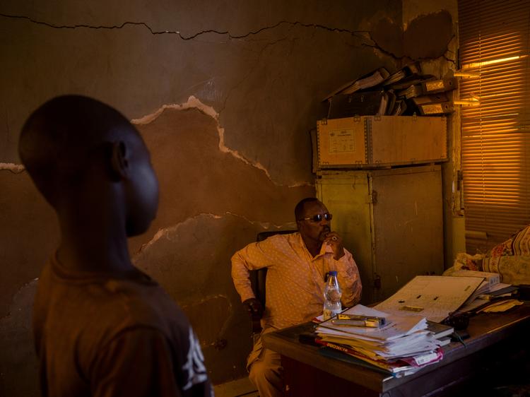 På en militærbase uden for Khartoum sidder 41 drenge. Sudans regeringshær har tilbageholdt dem, fordi de var en del af RSF-militsen. Drengene siger, at de blev kidnappet og tvunget med af soldaterne. De var mellem 8 og 18 år, da de blev kastet ind i borgerkrigen.  Foto: Mads Nissen