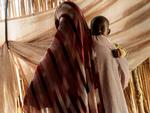 Daralnaeem holder sin søn Muhammad i flygtningelejren Goz Salaam nær Kosti i Sudan. »Jeg elsker ham«, siger hun om Muhammad, på trods af de smertefulde minder hans fødsel vækker. Foto: Mads Nissen
