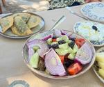 Til et helt traditionelt måltid hører græsk salat, kalitsounia og tzatziki med en oliven på toppen. Foto: Torben Kitaj