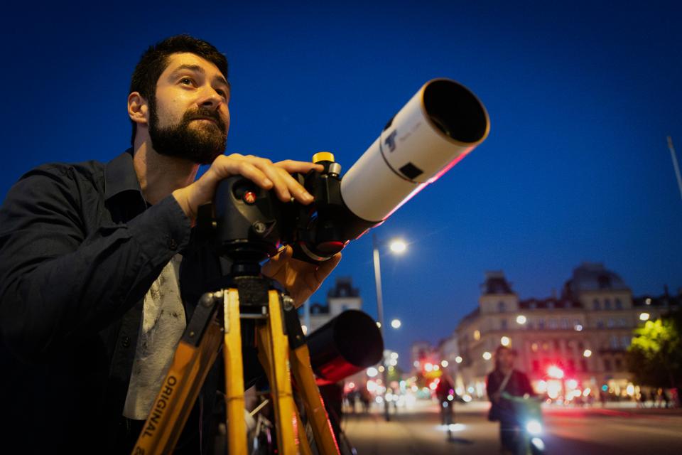 Bill Green begyndte at turnere med sit teleskop for otte år siden i Philadelphia, fordi han ikke kunne være i sin lejlighed på grund af støj. Foto: Mads Nissen