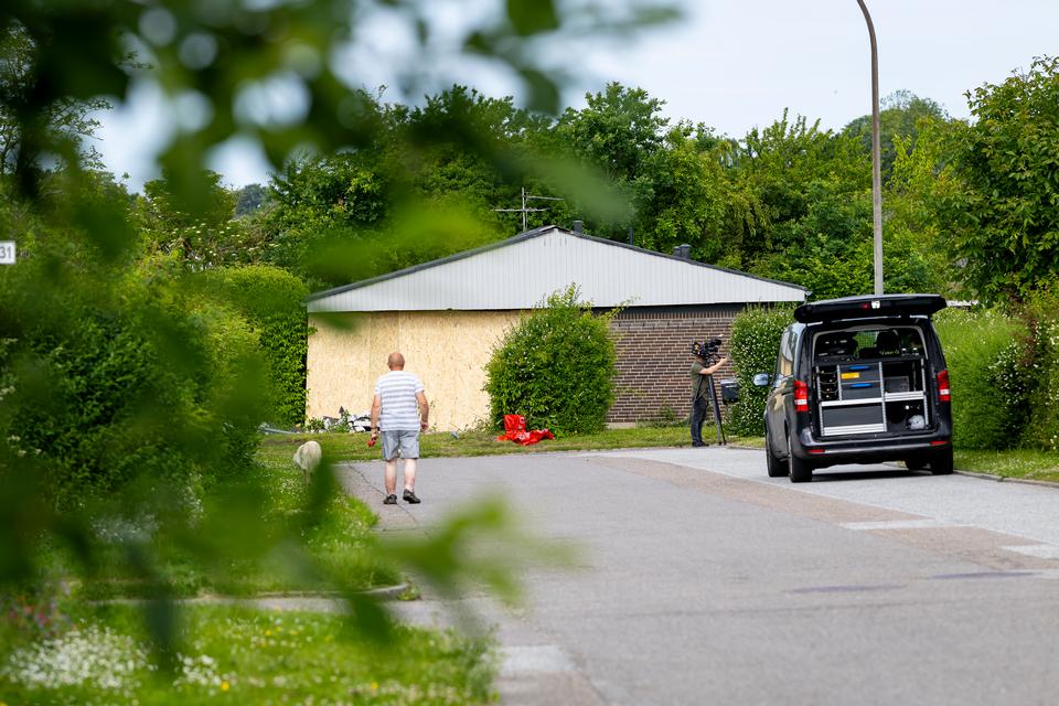 Fire anholdt efter dødelig trafikulykke i Tilst. Kørte ind i parcelhus