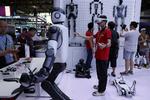 Robotter, robotter, robotter ... Kina har sat kul på udviklingen af kunstigt intelligente robotter, der måske kan være med til at redde velfærdsstaten.  Foto: Florence Lo/Ritzau Scanpix