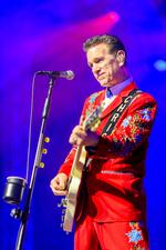 Californieren Chris Isaak kastede i sin ungdom sin kærlighed på rockabilly og rock'n'roll, når den er bedst. I ham har det amerikanske arvesølv en fornem formidler. Her spiller han i Frankrig i 2024.  Foto: Imago/frank Turetzek/www.ft.phot/Ritzau Scanpix