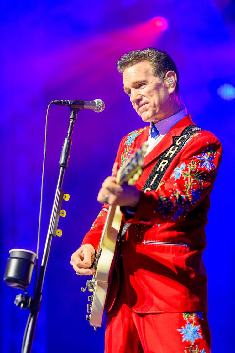 Californieren Chris Isaak kastede i sin ungdom sin kærlighed på rockabilly og rock'n'roll, når den er bedst. I ham har det amerikanske arvesølv en fornem formidler. Her spiller han i Frankrig i 2024.  Foto: Imago/frank Turetzek/www.ft.phot/Ritzau Scanpix