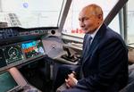 Hvad nu? Den russiske præsident Putin inspicerer cockpittet i en Jakovlev MC-21 i Moskvas center for flyforskning.  Foto: Mikhail Metzel/Ritzau Scanpix