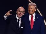 Fifa-præsident Gianni Infantino og USA’s præsident Donald Trump tager en selfie under lodtrækningen til VM 2026 i Washington D.C. 5. december 2025. Foto: Evelyn Hockstein/Ritzau Scanpix