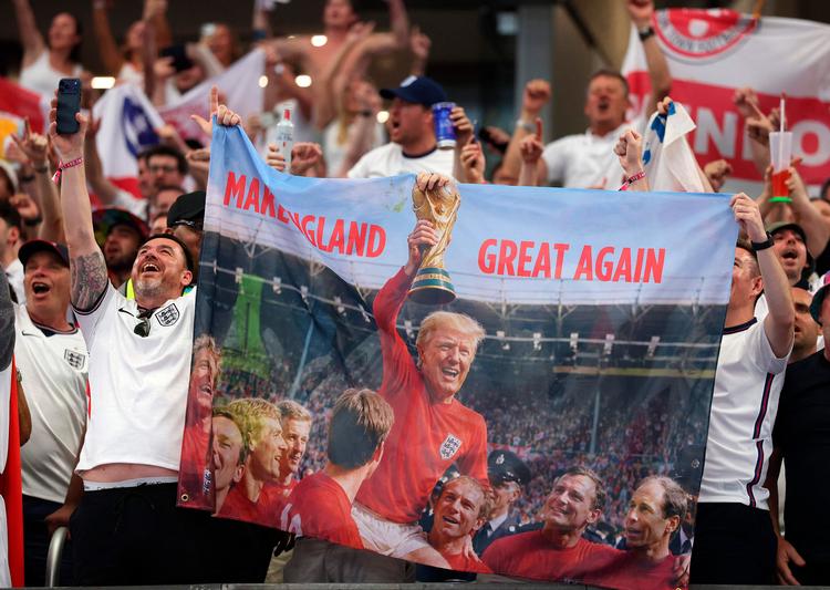 Donald Trumps USA bliver i stor stil omfavnet af mange besøgende VM-fans, som var blandt dem, der fik lov til at komme ind i landet. Foto: Michael Steele/Ritzau Scanpix