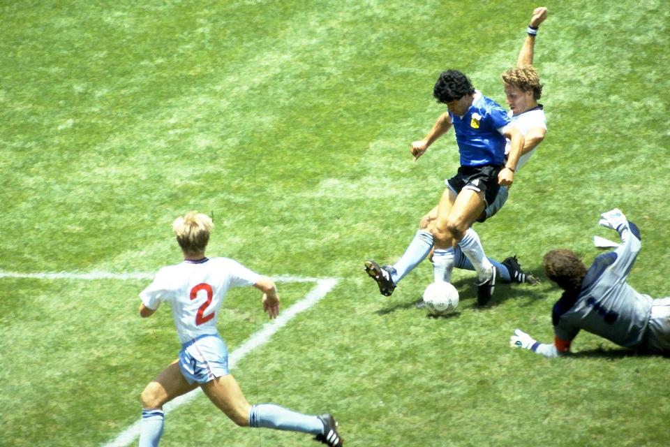 Diego Maradona scorede to mål mod England i kvartfinalen ved VM i 1986. Det ene var århundredets mål, hvor han driblede over en halv banelængde. Kampen blev spillet på Azteca Stadion i Mexico City Foto: Reuters File Photo/Ritzau Scanpix