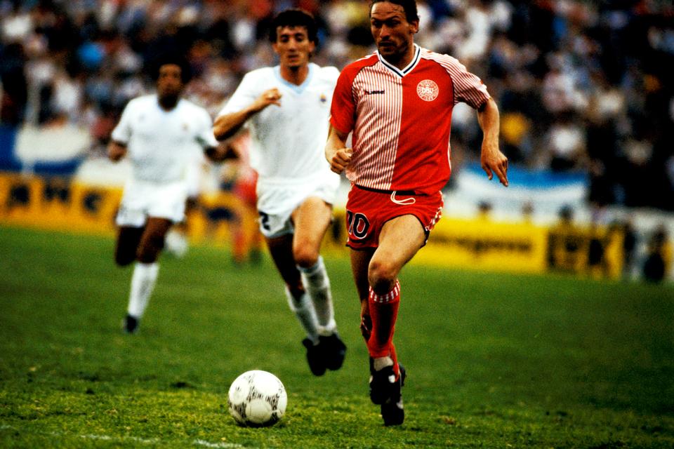  Preben Elkjær i aktion mod Uruguay ved VM i Mexico 1986.   Arkivfoto:  Finn Frandsen