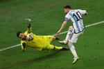 Lionel Messi sender bolden forbi Hugo Lloris i det franske mål i den episke VM-finale i 2022, da Argentina besejrede Frankrig i straffesparkskonkurrence. Arkivfoto:  Paul Childs