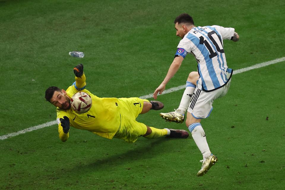 Lionel Messi sender bolden forbi Hugo Lloris i det franske mål i den episke VM-finale i 2022, da Argentina besejrede Frankrig i straffesparkskonkurrence. Arkivfoto:  Paul Childs