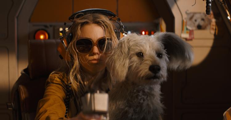 Milly Alcock som Kara og en topcharmerende hund som Krypto er det makkerpar, man har en fest med at holde med.  Foto: Warner Bros