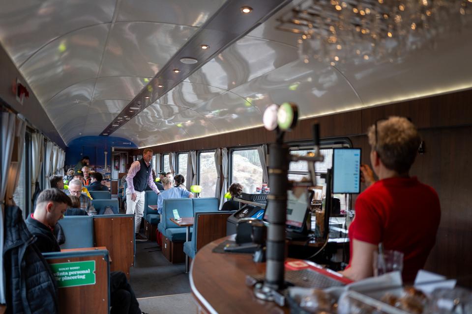 I Krogen breder der sig en duft af kaffe, stegeos og ølrester, mens landskabet glider forbi. Foto: Regitze Jørgensdatter