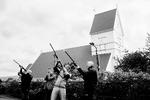     REPORTAGE: Pengene vælter ind på Færøerne. Bryllupstradition på Suðuroys største by Tvøroyri. Jagtgevær skyder mod bakketoppene for at ære gommen og brudden.   Foto: Loui Pedersen