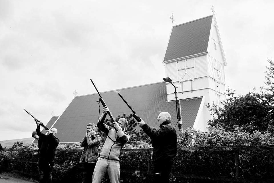     REPORTAGE: Pengene vælter ind på Færøerne. Bryllupstradition på Suðuroys største by Tvøroyri. Jagtgevær skyder mod bakketoppene for at ære gommen og brudden.   Foto: Loui Pedersen