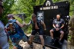 Efter fire minutter og 21 sekunder i siddestilling op ad en væg må Kenneth Frahm have hjælp til at komme op at stå. Det er en af de aktiviteter på Copenhell, der skal få mænd til at tale om deres sundhed.  Foto: Martin Lehmann