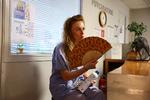 Hospitaler kan blive påvirkede af hedebølgen med strømsvigt og overbelægning. Her ses en sygeplejerske på et fransk hospital i Fleury-Merogis tæt på Paris. Foto: Abdul Saboor/Ritzau Scanpix