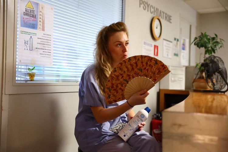 Hospitaler kan blive påvirkede af hedebølgen med strømsvigt og overbelægning. Her ses en sygeplejerske på et fransk hospital i Fleury-Merogis tæt på Paris. Foto: Abdul Saboor/Ritzau Scanpix