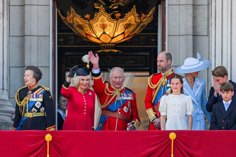 Den britiske kongefamilie vinker fra balkonen på Buckingham Palace, som muligvis er fortid som kongelig residens. Foto: Chris J. Ratcliffe/Ritzau Scanpix