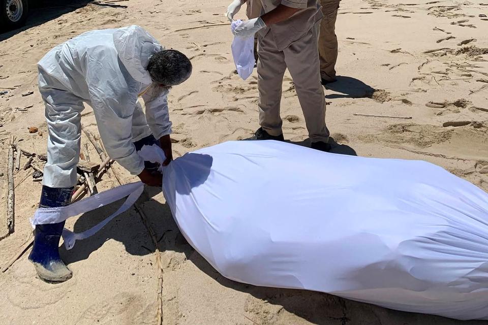 Menneskesyn: Hvad er det, vi ser på dette foto fra Libyen 23. juni? Et vidnesbyrd om en skæbnesvanger menneskelig desperation, der er blevet hverdag for os? Eller ser vi et stykke menneskeammunition i en ny tids militariseret tankegang?  Foto: Search and Rescue Unit of Libyan/Ritzau Scanpix