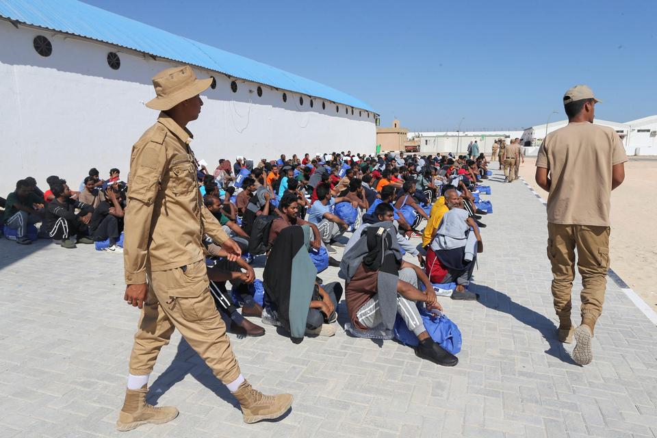 Det russisk støttede oprørsstyre i Østlibyen har lukket sin grænse for flygtninge fra bl..a. et katastroferamt Sudan. Samtidig udvises et stort antal migranter, som her folk fra Bangladesh. EU beskyldes for umenneskelig adfærd. Foto: Essam Omran Al-fetori/Ritzau Scanpix