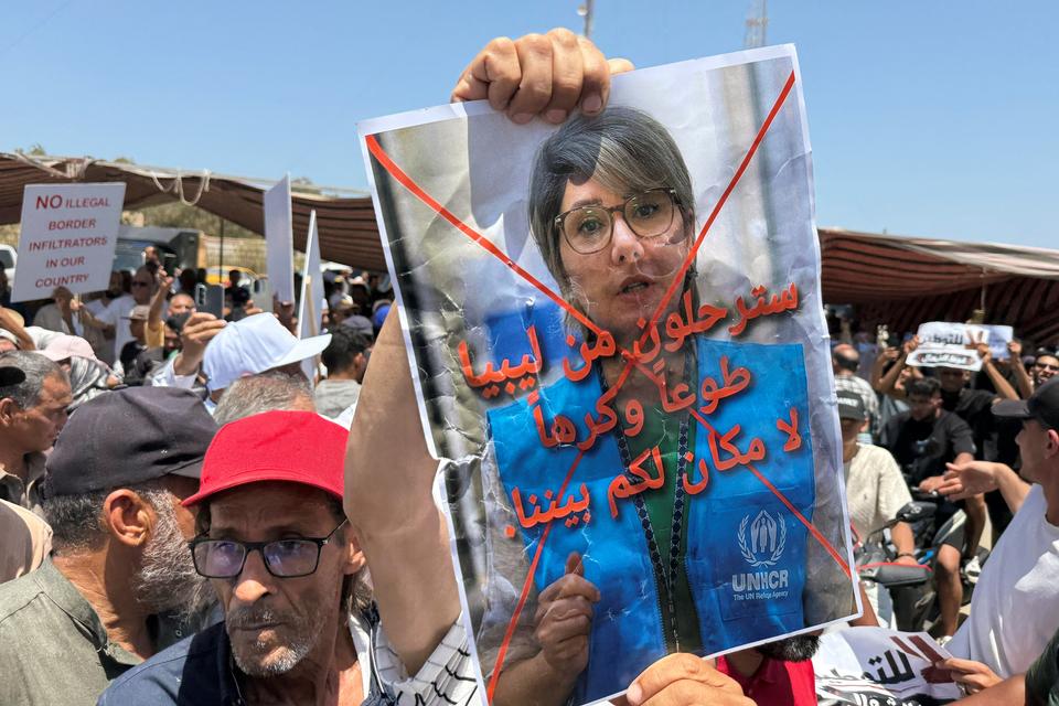 Mens EU har øget kontrollen med sine grænser, vokser fjendskabet over for migranter i migrantknudepunktet Libyen.  I begyndelsen af juni krævede demonstranter i Tripoli FN's flygtningeorganisation UNHCR smidt ud.  Foto: Ayman Al-sahili/Ritzau Scanpix