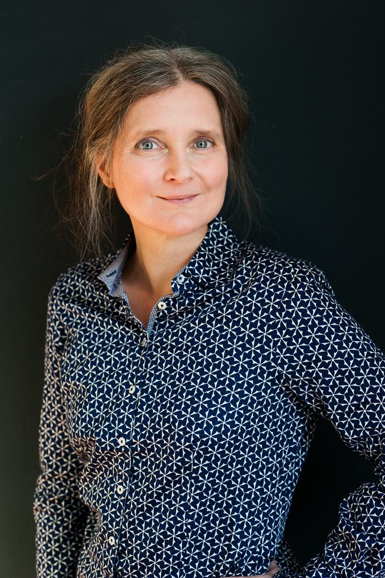 Marion Poschmann har været indstillet til flere priser for sin roman 'Fyrretræsøerne'. Nu er den endelig oversat til dansk. Foto: Heike Steinweg/Suhrkamp Verlag