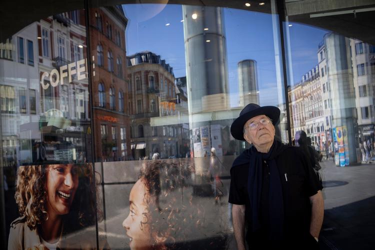Nørreport er et særdeles vellykket byrum, synes Jan Gehl. Bilerne er trukket væk, så stationspladsen og de tilstødende gader hænger sammen.  Foto: Mads Nissen