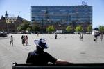 Rådhuspladsen i København har ændret sig markant i Jan Gehls levetid. Engang kørte biler tværs over pladsen, og på sigt skal pladsen føres helt hen til kanten af Strøget.  Foto: Mads Nissen