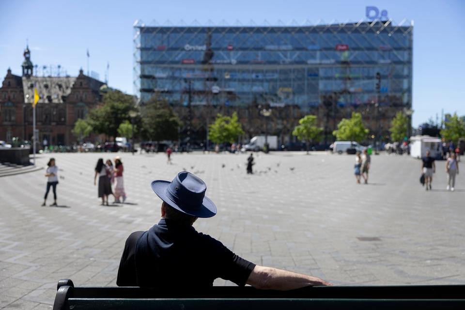 Rådhuspladsen i København har ændret sig markant i Jan Gehls levetid. Engang kørte biler tværs over pladsen, og på sigt skal pladsen føres helt hen til kanten af Strøget.  Foto: Mads Nissen